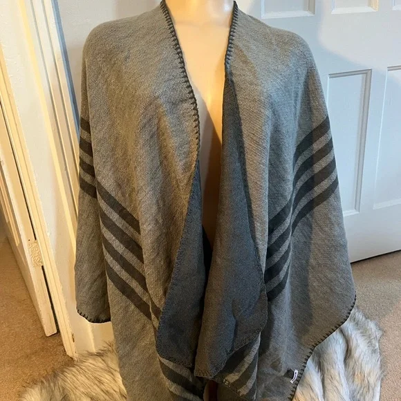 B B Dakota cape/poncho - Picture 3 of 10
